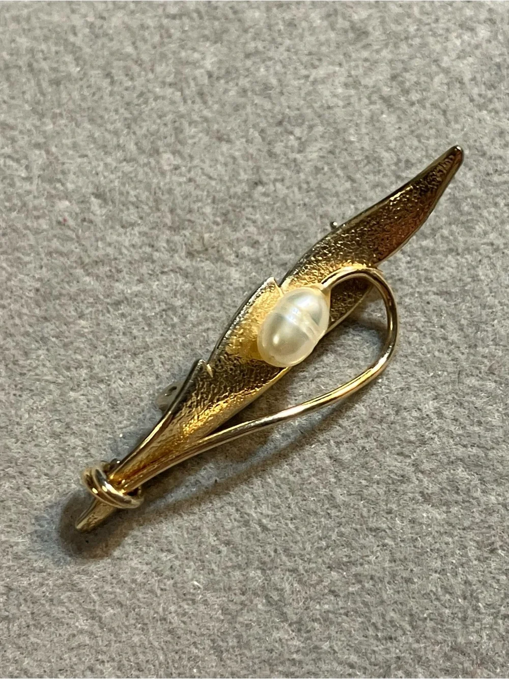 Vintage Kremetz Dainty Cultured Pearl Brooch Gold Tone